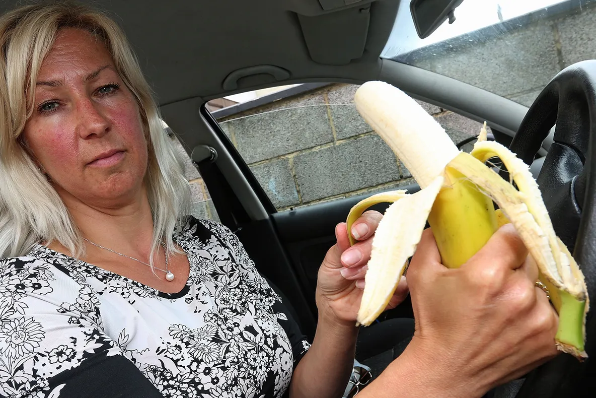 Era blocată în trafic, aşa că a vrut să mănânce o banană. De ce a amendat-o Poliţia