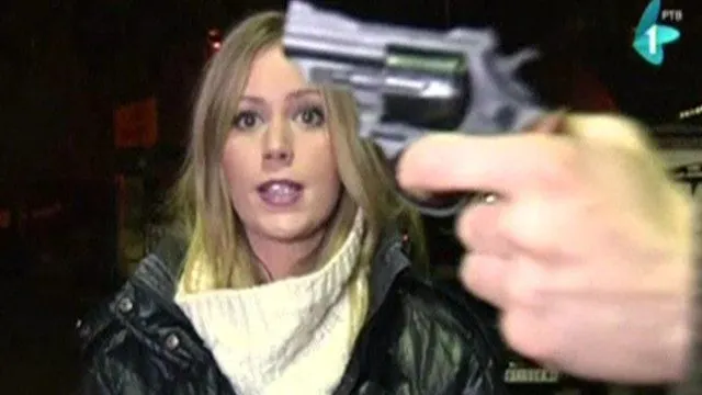 Moment şocant în direct la TV: Un bărbat scoate o armă în faţa unei reportere