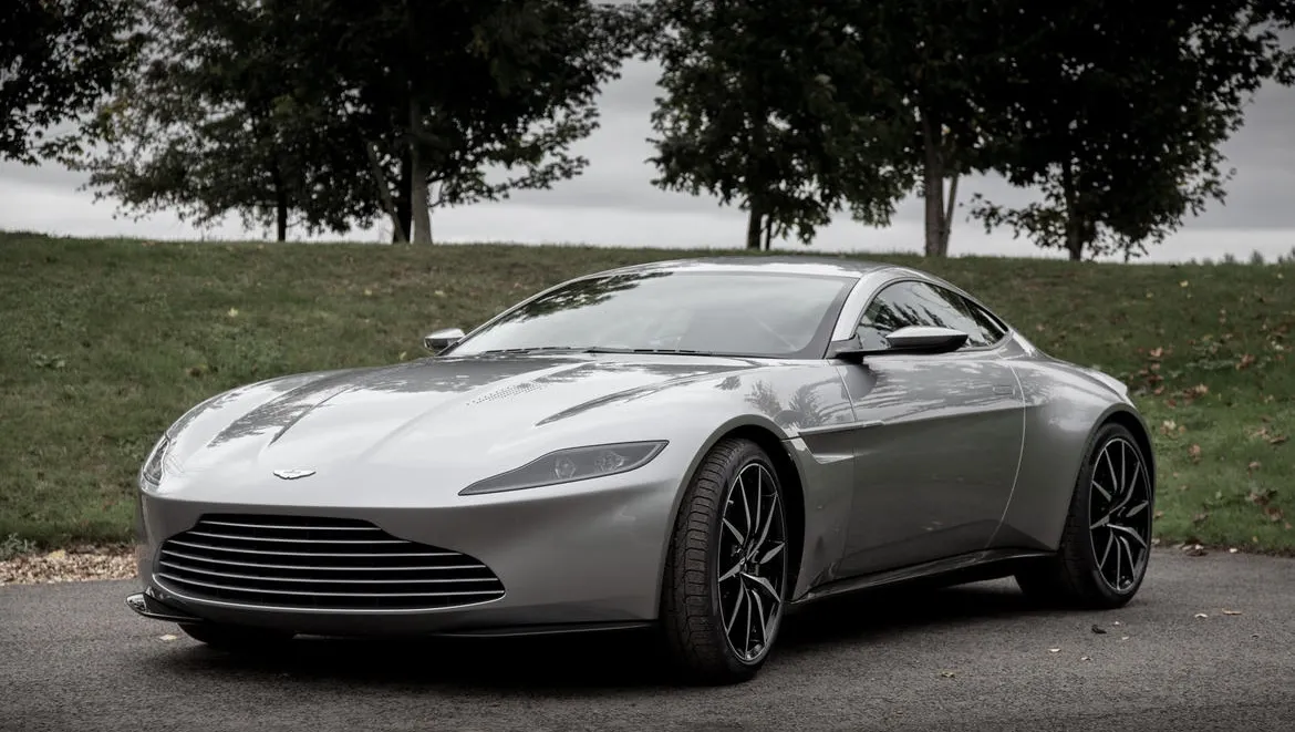 Au scos la vânzare un Aston Martin. Când au văzut cine l-a condus, clienţii au ÎNGHEŢAT de frică