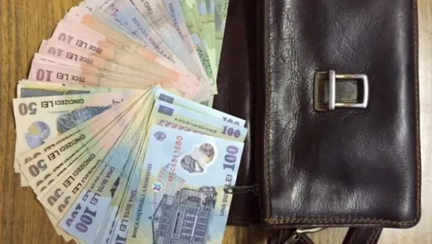 A găsit o geantă în parcarea unui magazin. Câţi bani erau în ea şi ce a făcut "norocosul"