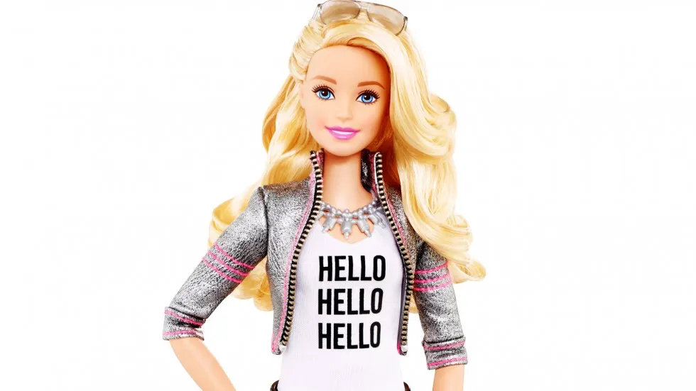 Păpuşa Barbie îşi schimbă silueta: are formele unei femei reale - GALERIE FOTO