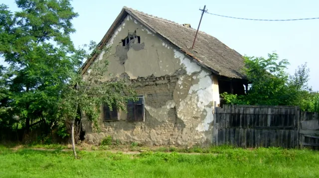 Se întâmplă în România. Povestea emoţionantă a bărbatului care locuieşte în casă cu patru fantome