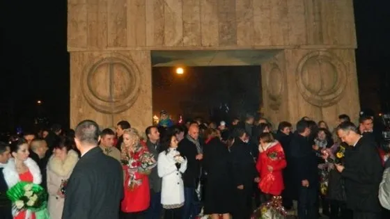 S-au căsătorit de Revelion. Poarta Sărutului din Tg. Jiu, neîncăpătoare în noaptea dintre ani