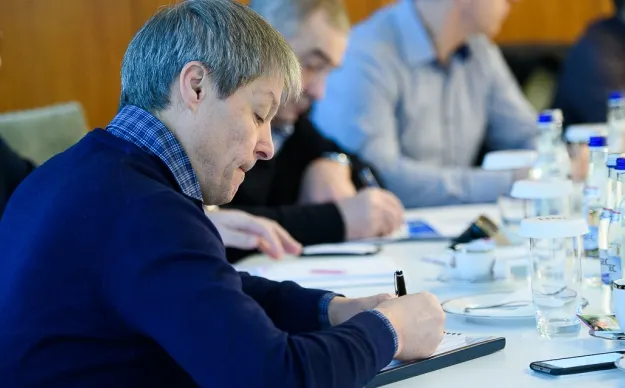 Liberalii îl bagă în şedinţă pe Dacian Cioloş