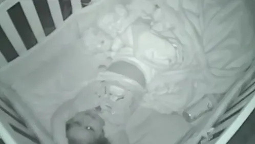 Se auzeau sunete ciudate, noaptea, din camera copilului. Au montat un video-cam. ŞOC ce au văzut