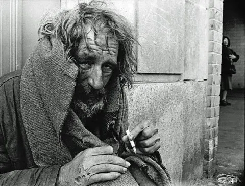 I-a cumpărat o cafea unui cerșetor și au stat de vorbă. La final, el i-a dat un bilețel