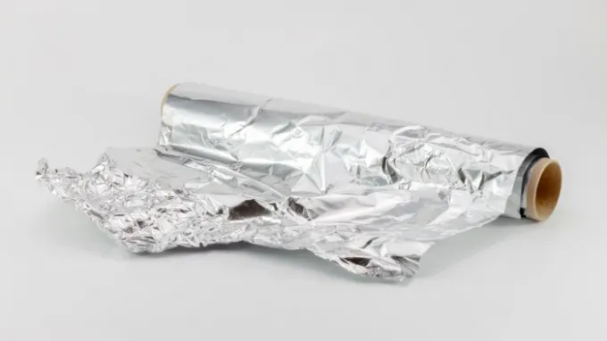 Si-a înfăşurat degetele de la picioare în folie de aluminiu. Efectele sunt pur şi simplu miraculoase