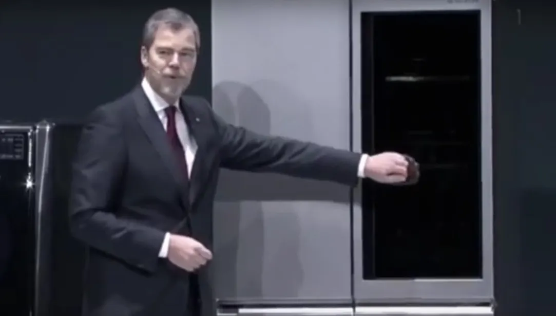 Cel mai futuristic frigider pe care l-ai văzut. Ce se întâmplă când îi ciocăni în uşă
