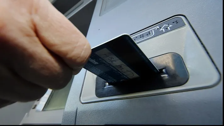 Doi români, reținuți de DIICOT pentru furt din ATM-uri