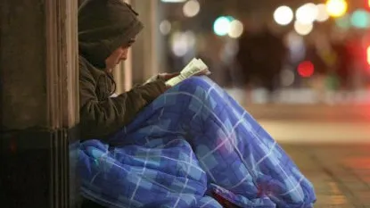 Situaţie paradoxală: Om al străzii din București, arestat "la domiciliu"