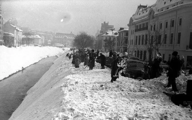 FOTO. Cum a arătat cea mai grea iarnă din istoria Bucureştiului. Zăpada a atins 5 metri înălţime