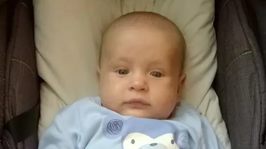 De când s-a născut, acest bebeluş a lăcrimat continuu. Operaţia salvatoare, făcută de un medic român