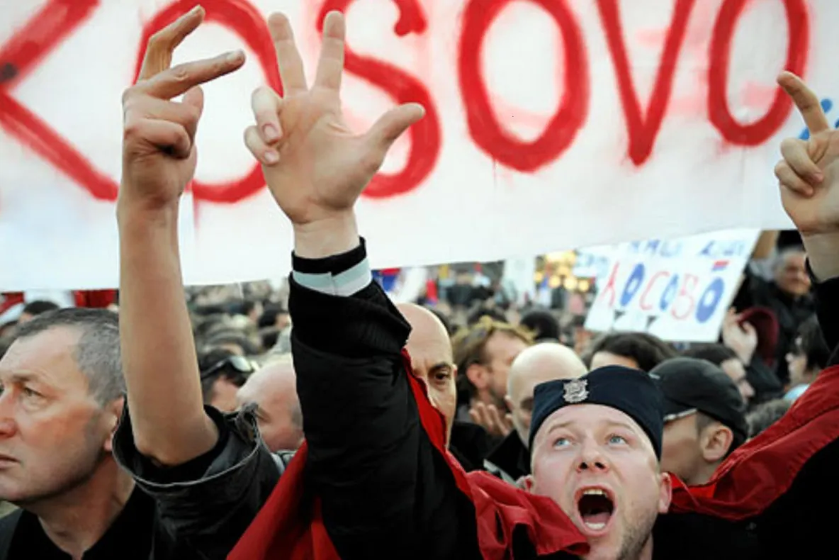Manifestații violente în Kosovo. 14 persoane au fost rănite 