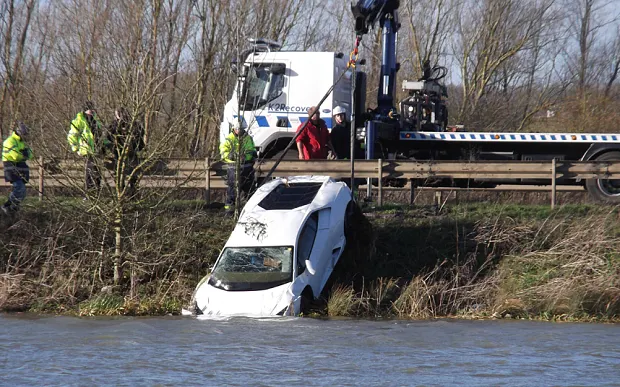 Au plonjat în lac cu un Lamborghini de 280.000 euro. Când au putut să vorbească toți au fost șocați