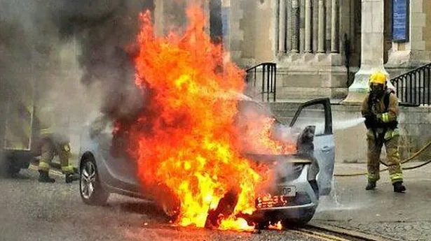 Atac rasist în Belfast la adresa unei familii de români. Maşina lor a fost incendiată
