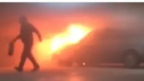 Maşină în flăcări, în parcarea de la etajul doi al unui mall. Intervenţia pompierilor, dificilă