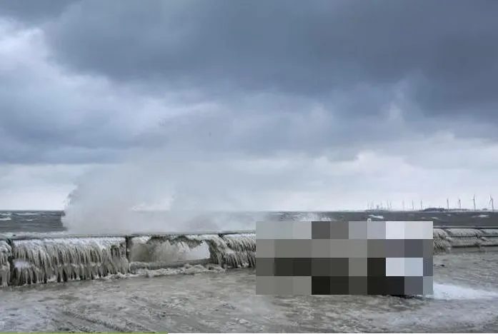 Ce s-a întâmplat când și-a parcat mașina pe malul lacului la minus 20 de grade - IMAGINI IREALE