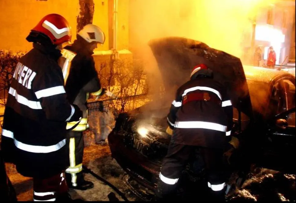 Incendiu într-o intersecție aglomerată. Un autoturism a luat foc