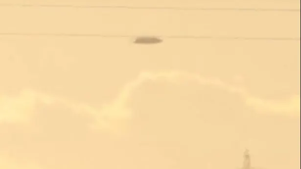 Obiect zburător ciudat, urmărit de un avion militar. Imaginile care au uluit Facebook-ul