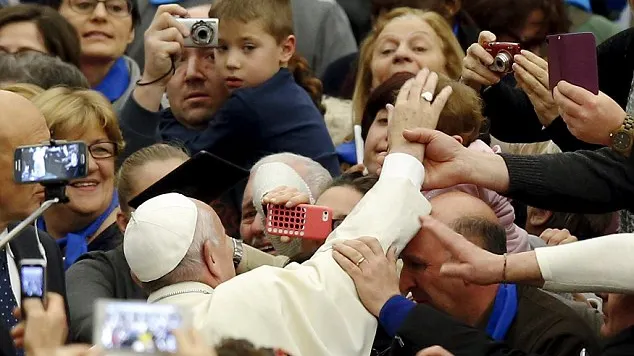Mâna lui Dumnezeu. Gest INCREDIBIL făcut de Papa Francisc. Niciun alt PAPĂ nu a mai îndrăznit asta