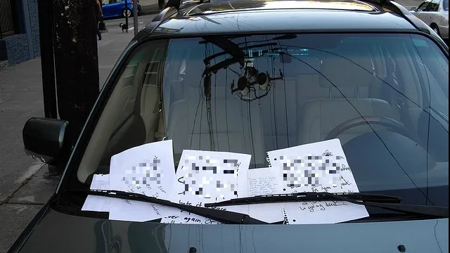 A găsit un bilet pe mașina parcată pe locul altcuiva. Când l-a citit, a intrat în panică. Ce scria