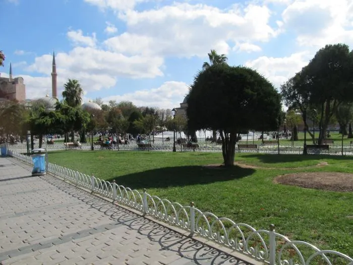 Turiştii români din Istanbul, speriaţi după explozia în care au murit 10 oameni. Ce cer agenţiilor