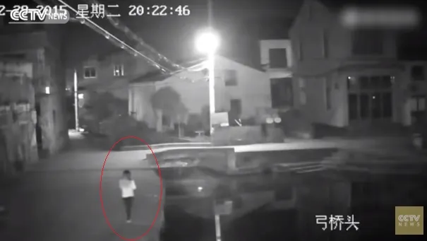 Momentul șocant în care o tânără care butona telefonul cade în râu și moare