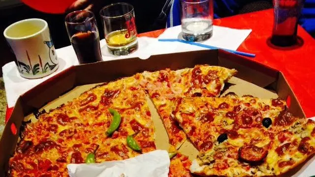 Descoperire dezgustătoare făcută de o tânără din Arad. Ce a găsit în pizza comandată
