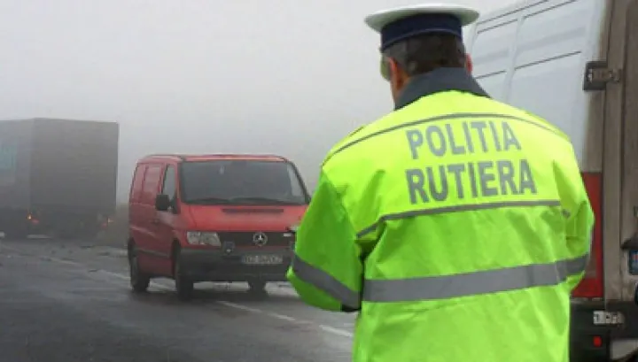 INFOTRAFIC: Mai multe drumuri naţionale, acoperite de polei. Recomandările Poliţiei Rutiere
