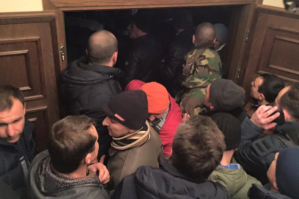 CHIŞINĂU. UNIMEDIA: Unii deputaţi, deghizaţi în poliţişti pentru a fi scoşi din Parlament