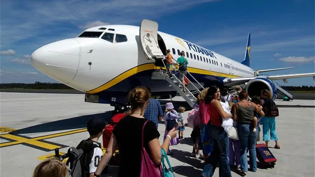 Războiul tarifelor pe piața low-cost. Un mare operator anunță noi reduceri