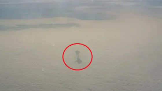 A făcut o poză din avion și a încremenit. Ce se vedea deasupra norilor