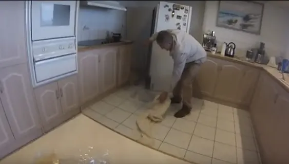 Se auzeau zgomote din spatele frigiderului. Ce va trăia acolo, în casa lor. ŞOC! Ce au găsit