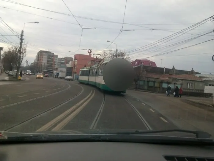 Imaginea șocantă surprinsă într-un oraș din România. Pare o scenă banală, dar o privire atentă..