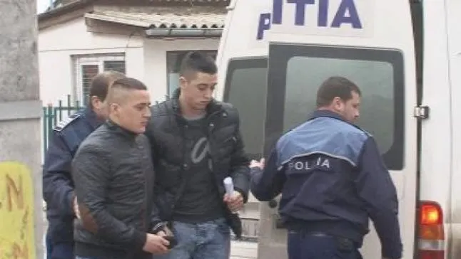 Au bătut crunt un tânăr şi i-au distrus maşina. Ce au păţit, după aceea, trei tineri din Satu Mare