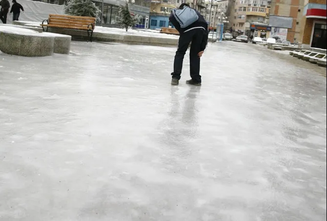 5 trucuri ca să nu aluneci pe gheață