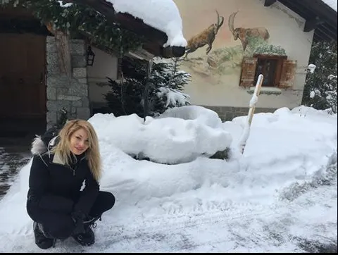 Valentina Pelinel a revenit în țară. Primele cuvinte ale fotomodelului despre tatăl copilului ei