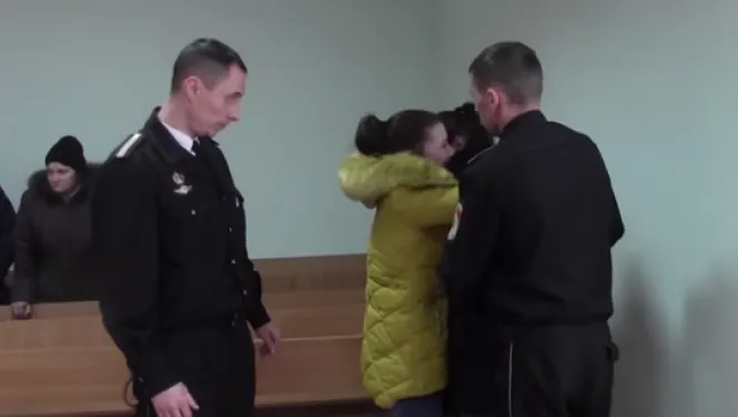 Scandal și furie. O mamă a fost trimisă la închisoare pentru că și-a ucis soțul care o abuza