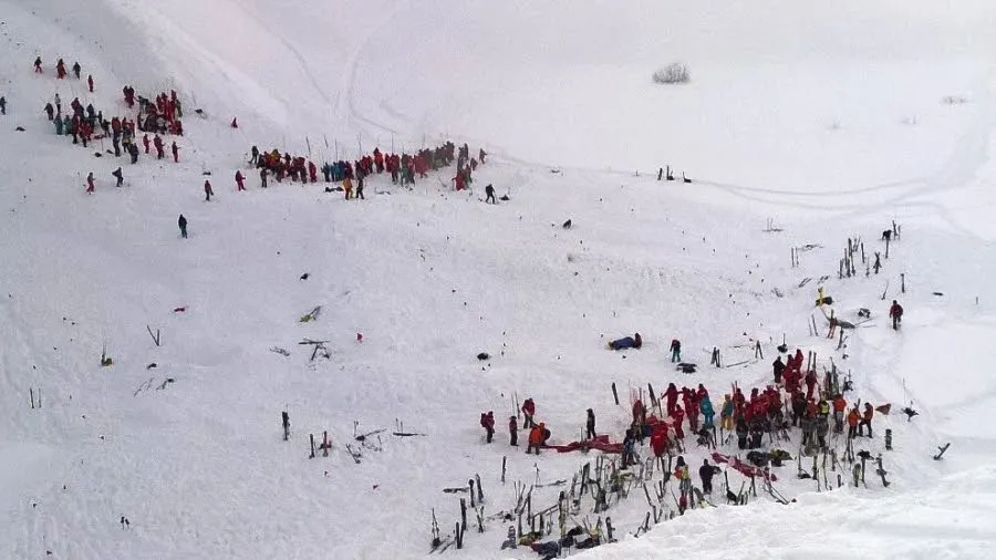 Avalanşă în Alpi. Grup de schiori din care făcea parte un român, suspecţi de provocarea avalanşei