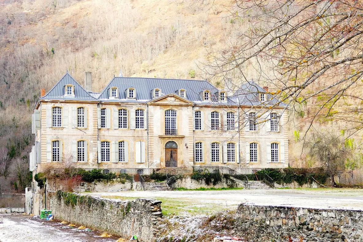 A cumpărat un castel abandonat, sub care se afla un tunel. A rămas șocat când a văzut unde duce