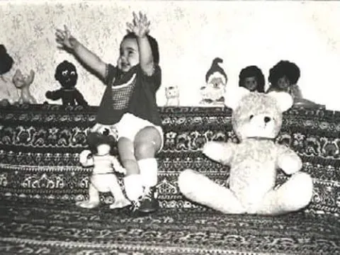 O recunoşti? E o vedetă din România pe vremea când avea doar un anişor