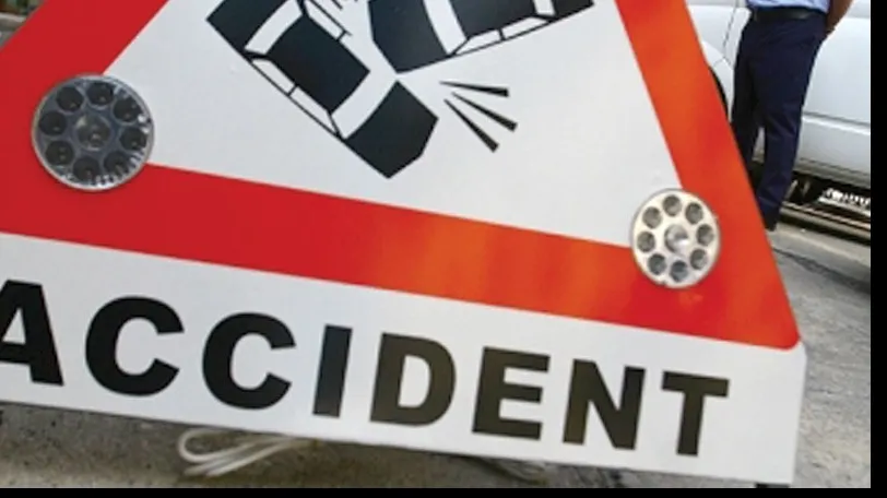 Accident în Alba Iulia. Un autocamion încărcat cu bumbac s-a răsturnat pe şosea