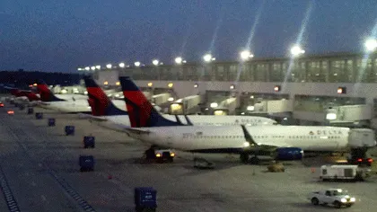 Coliziune pe aeroport, între două avioane. Pasagerii, blocaţi în aeronave timp de 3 ore