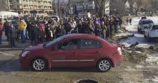 Au crezut că e o parcare. Aşa că, zeci de şoferi şi-au lăsat maşinile acolo. ŞOC cum le-au găsit