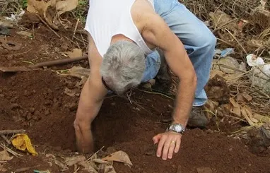 A vrut să renoveze grădina, dar a dezgropat un CRANIU. O nimica toată pe lângă ce a găsit mai târziu
