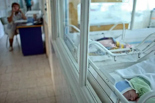 Mamă, despăgubită cu 50.000 de lei după ce spitalul i-a schimbat copilul la naștere
