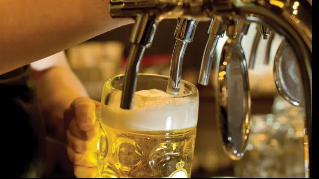 Consumul de bere ţine la distanţă afecţiunea care este principala cauză de deces în lume