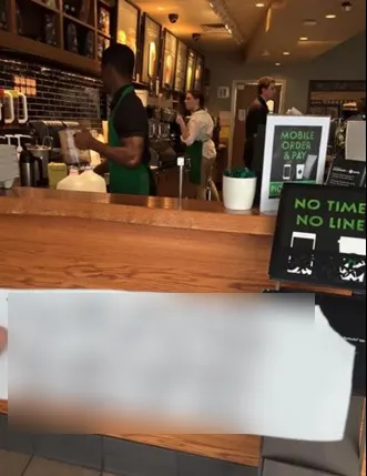 Un surdo-mut a intrat într-un fast-food. Chelneriţa i-a înmânat un bileţel. Omul a citit şi a PLÂNS