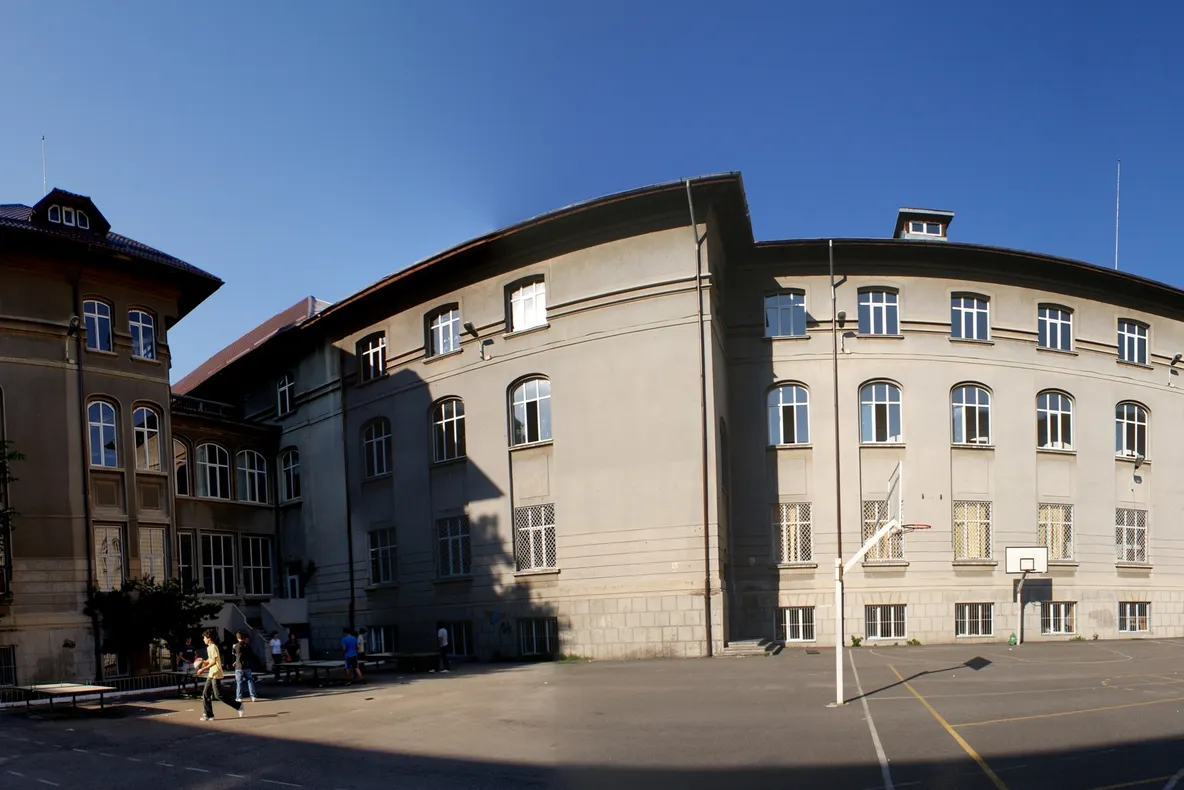Abuz grotesc într-un liceu prestigios din Bucureşti: "Cine vrea nota mai mare, să se târască..."