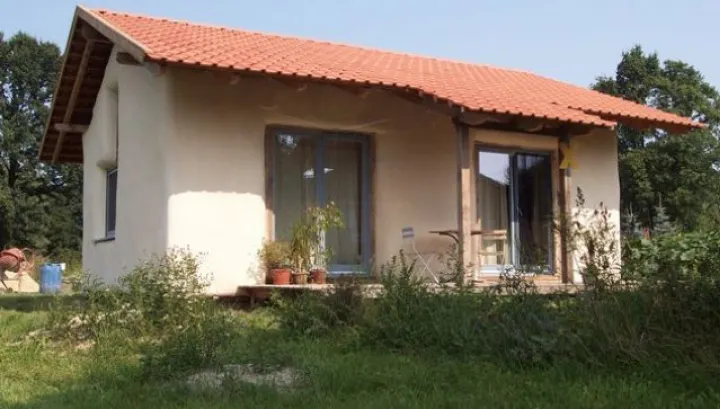 Aceasta este casa de 1.000 de EURO care a uimit lumea. Unde se construieşte în România